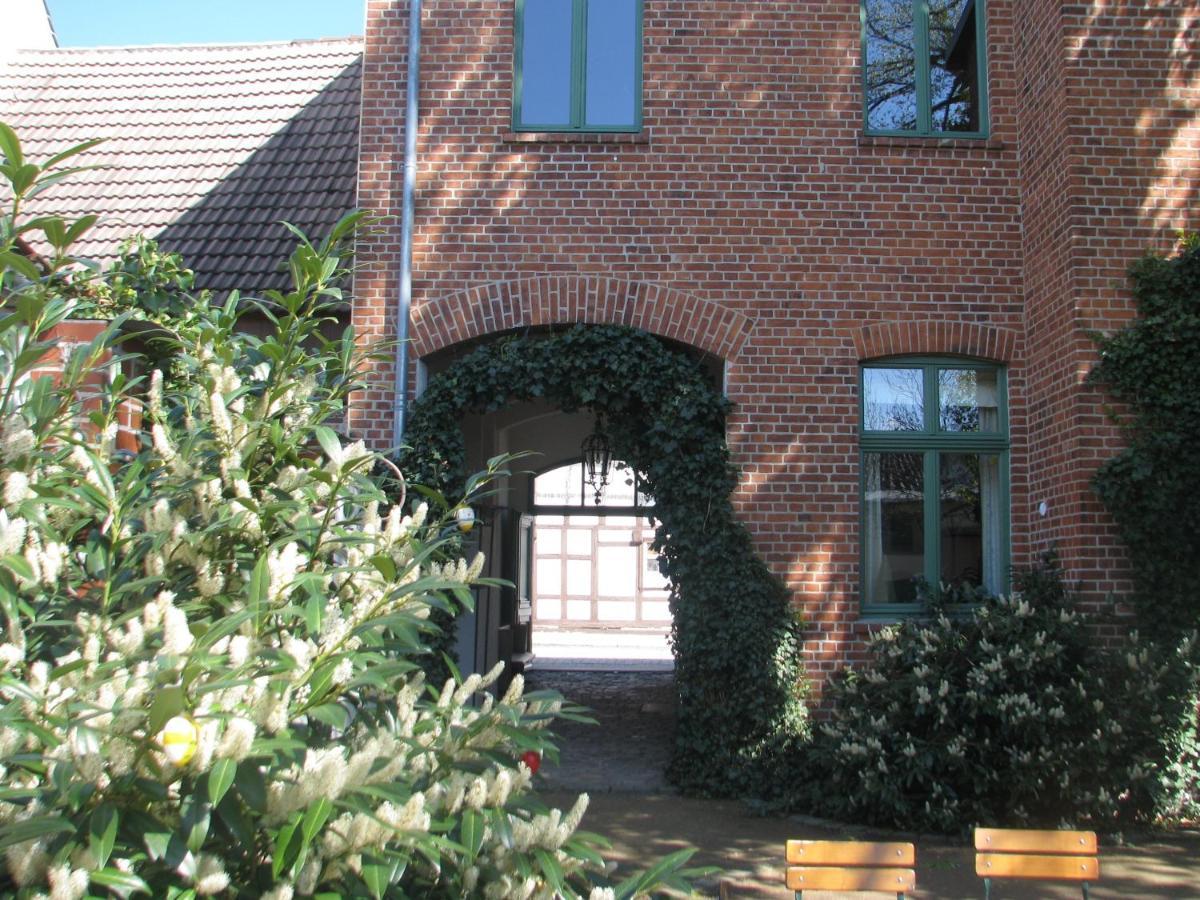 Gasthaus Und Pension "Zum Hauenden Schwein" Woerlitz Luaran gambar